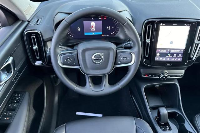 2026 Volvo XC40 Core, B4 FWD Gas (mild hybrid), Dark