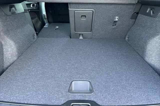 2026 Volvo XC40 Core, B4 FWD Gas (mild hybrid), Dark