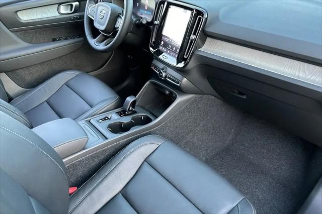 2026 Volvo XC40 Core, B4 FWD Gas (mild hybrid), Dark