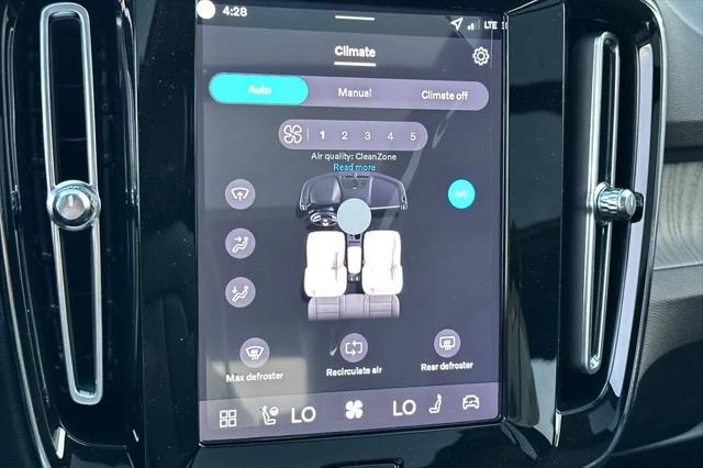 2026 Volvo XC40 Core, B4 FWD Gas (mild hybrid), Dark