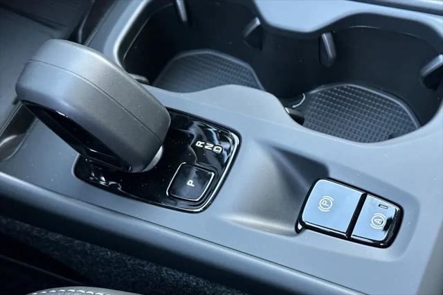 2026 Volvo XC40 Core, B4 FWD Gas (mild hybrid), Dark