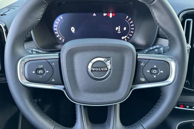 2026 Volvo XC40 Core, B4 FWD Gas (mild hybrid), Dark