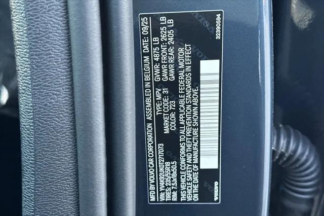 2026 Volvo XC40 Core, B4 FWD Gas (mild hybrid), Dark