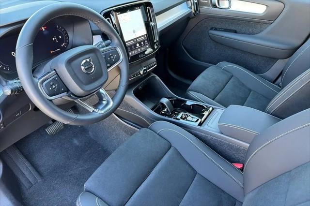 2026 Volvo XC40 Black Edition Ultra, B5 AWD Gas (mild hybrid)