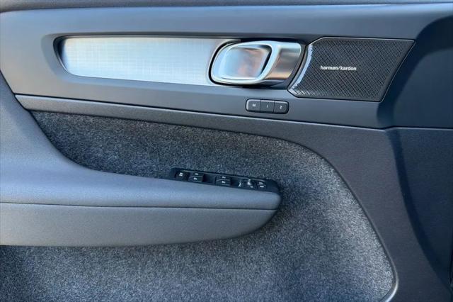 2026 Volvo XC40 Black Edition Ultra, B5 AWD Gas (mild hybrid)