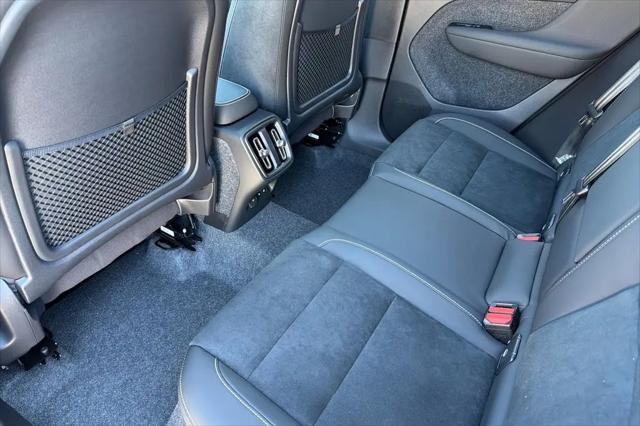 2026 Volvo XC40 Black Edition Ultra, B5 AWD Gas (mild hybrid)