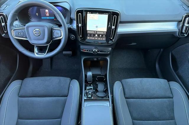 2026 Volvo XC40 Black Edition Ultra, B5 AWD Gas (mild hybrid)