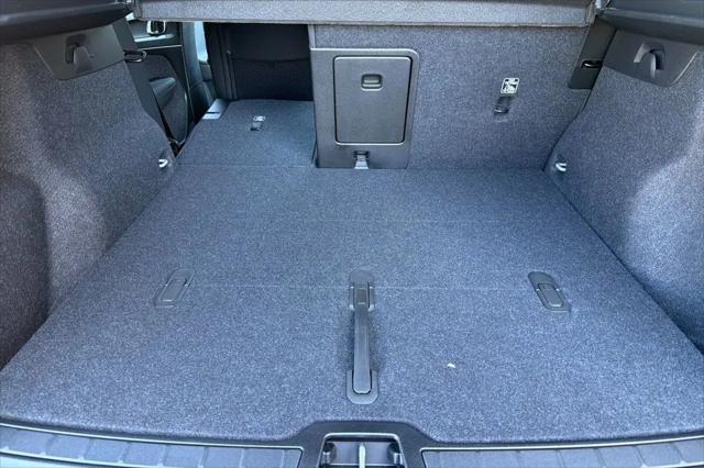 2026 Volvo XC40 Black Edition Ultra, B5 AWD Gas (mild hybrid)