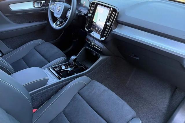 2026 Volvo XC40 Black Edition Ultra, B5 AWD Gas (mild hybrid)
