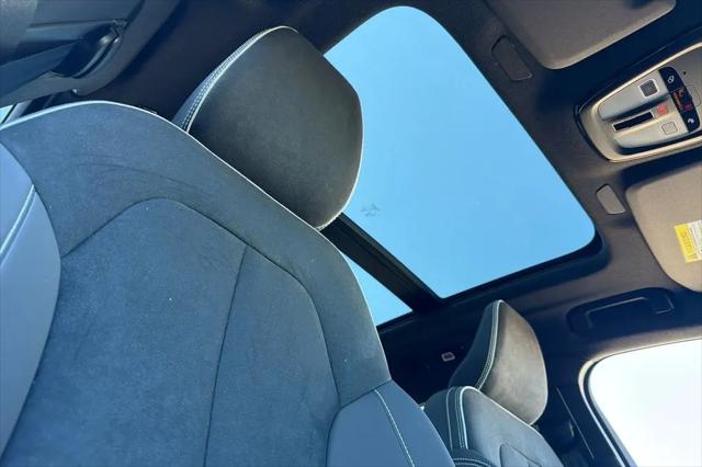 2026 Volvo XC40 Black Edition Ultra, B5 AWD Gas (mild hybrid)