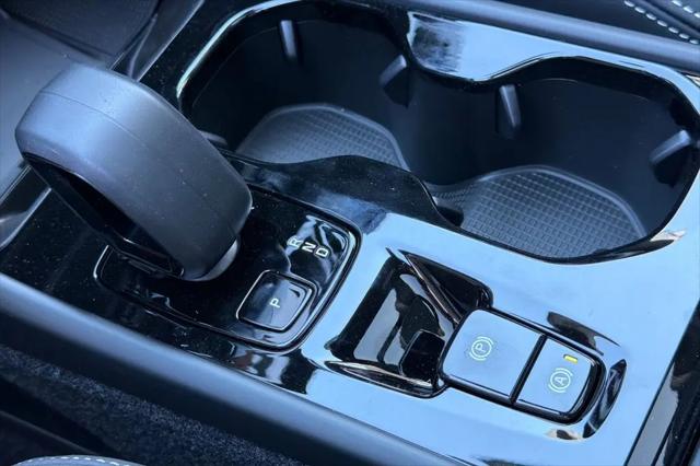 2026 Volvo XC40 Black Edition Ultra, B5 AWD Gas (mild hybrid)