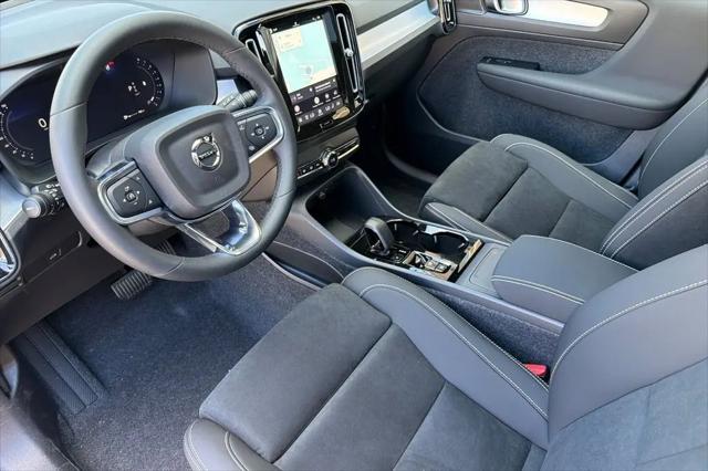 2026 Volvo XC40 Black Edition Ultra, B5 AWD Gas (mild hybrid)