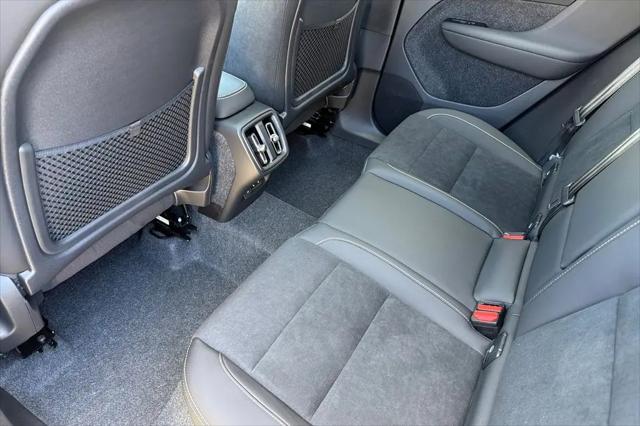 2026 Volvo XC40 Black Edition Ultra, B5 AWD Gas (mild hybrid)