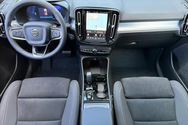2026 Volvo XC40 Black Edition Ultra, B5 AWD Gas (mild hybrid)