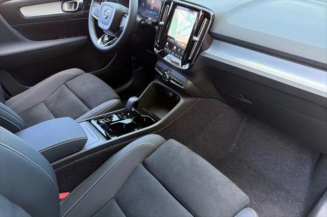 2026 Volvo XC40 Black Edition Ultra, B5 AWD Gas (mild hybrid)