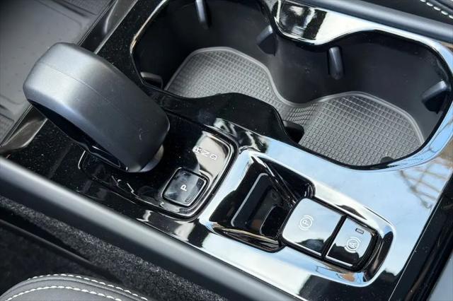 2026 Volvo XC40 Black Edition Ultra, B5 AWD Gas (mild hybrid)