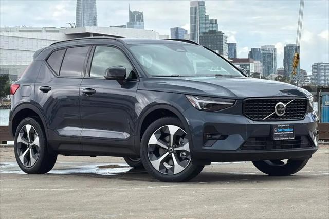 2026 Volvo XC40 Plus, B5 AWD Gas (mild hybrid), Dark