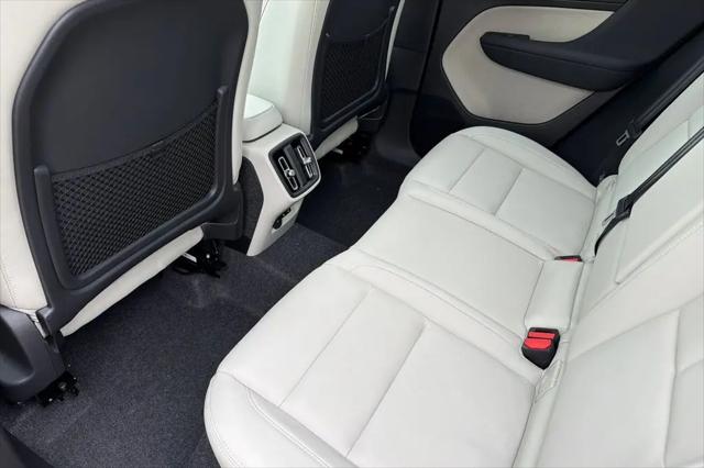 2026 Volvo XC40 Plus, B5 AWD Gas (mild hybrid), Dark