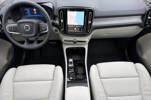 2026 Volvo XC40 Plus, B5 AWD Gas (mild hybrid), Dark