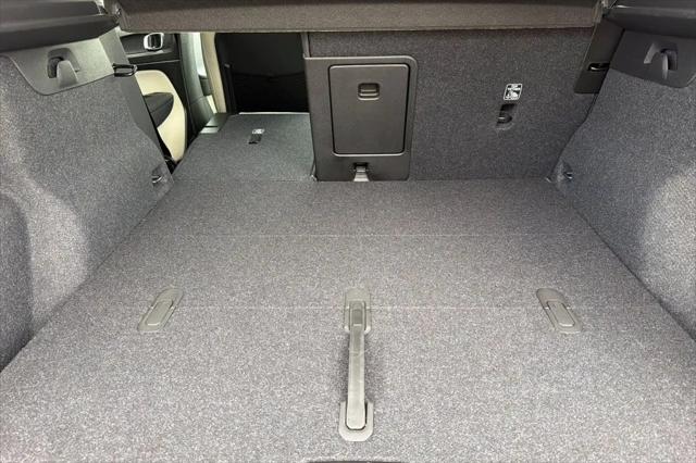 2026 Volvo XC40 Plus, B5 AWD Gas (mild hybrid), Dark