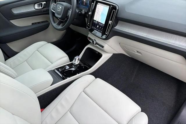 2026 Volvo XC40 Plus, B5 AWD Gas (mild hybrid), Dark