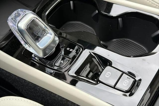 2026 Volvo XC40 Plus, B5 AWD Gas (mild hybrid), Dark