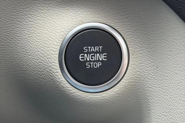 2026 Volvo XC40 Plus, B5 AWD Gas (mild hybrid), Dark