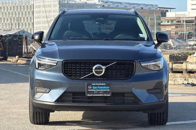 2026 Volvo XC40 Core, B4 FWD Gas (mild hybrid), Dark