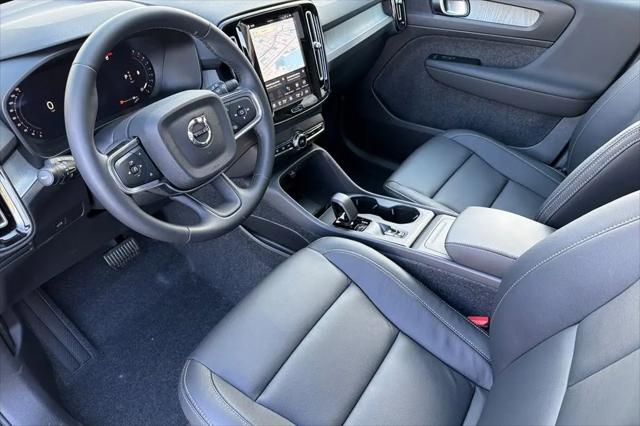2026 Volvo XC40 Core, B4 FWD Gas (mild hybrid), Dark
