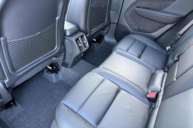 2026 Volvo XC40 Core, B4 FWD Gas (mild hybrid), Dark