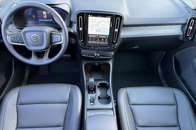 2026 Volvo XC40 Core, B4 FWD Gas (mild hybrid), Dark