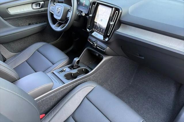 2026 Volvo XC40 Core, B4 FWD Gas (mild hybrid), Dark