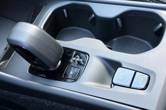 2026 Volvo XC40 Core, B4 FWD Gas (mild hybrid), Dark