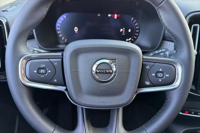 2026 Volvo XC40 Core, B4 FWD Gas (mild hybrid), Dark