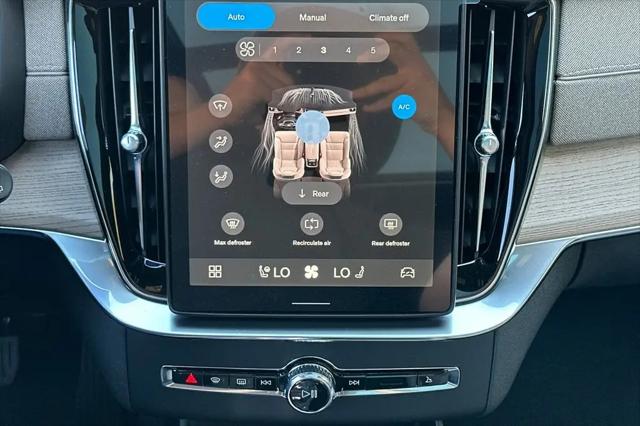 2026 Volvo XC90 Core, B6 AWD Gas (mild hybrid), Gasoline, Bright, 7 Seats
