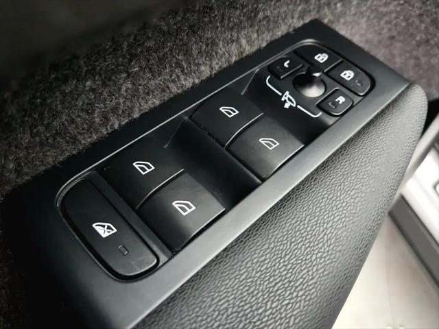2024 Volvo XC40 B5 Plus Bright Theme