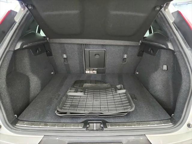 2024 Volvo XC40 B5 Plus Bright Theme