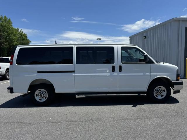2025 GMC Savana Passenger RWD 3500 Extended Wheelbase LT