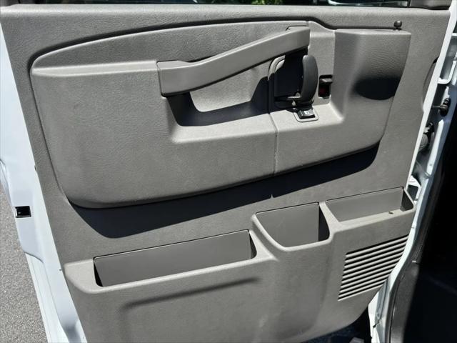 2025 GMC Savana Passenger RWD 3500 Extended Wheelbase LT