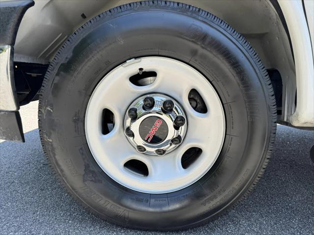 2025 GMC Savana Passenger RWD 3500 Extended Wheelbase LT