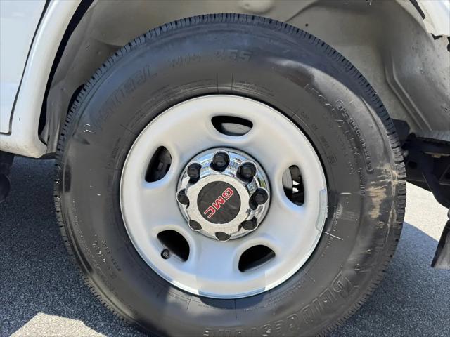 2025 GMC Savana Passenger RWD 3500 Extended Wheelbase LT