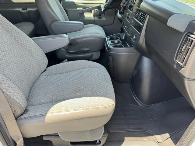 2025 GMC Savana Passenger RWD 3500 Extended Wheelbase LT