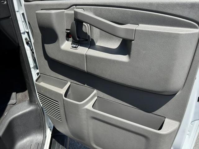 2025 GMC Savana Passenger RWD 3500 Extended Wheelbase LT