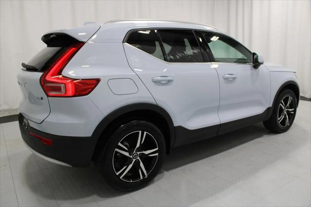 2025 Volvo XC40 B5 Core Bright Theme