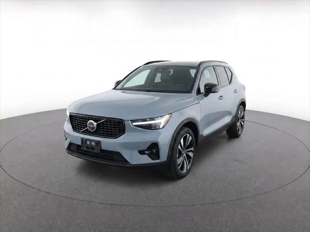 2024 Volvo XC40 B5 Plus Dark Theme