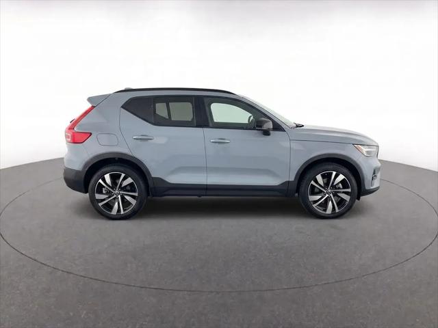 2024 Volvo XC40 B5 Plus Dark Theme