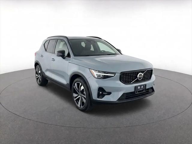 2024 Volvo XC40 B5 Plus Dark Theme