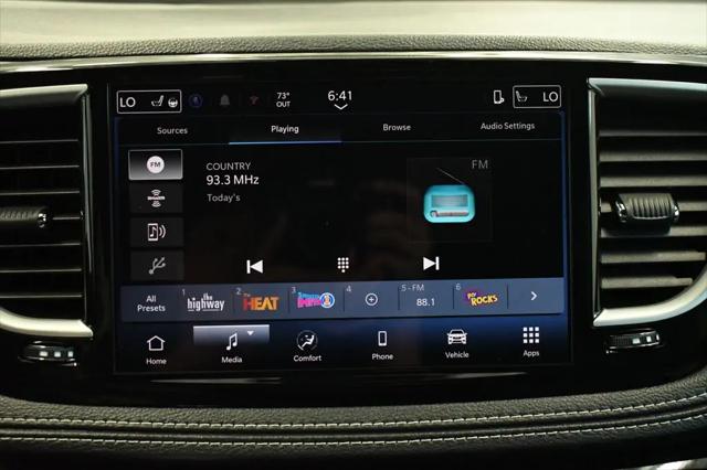 2027 Chrysler Pacifica Select