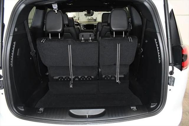 2027 Chrysler Pacifica Select