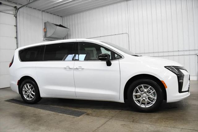 2027 Chrysler Pacifica Select